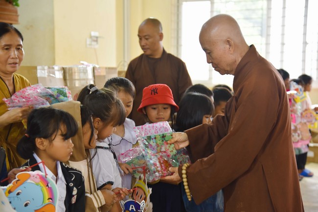 Ban Từ thiện: Tặng quà Trung Thu cho các em học sinh ở Đắk Som, Đăk Nông